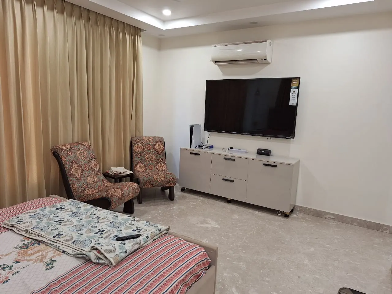 Bedroom seating corner and TV unit, Dehradun home by Nuvasah Interiors